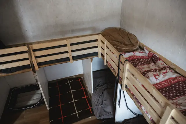 Hochbett mit Treppe im Innenraum der Tagesstätte