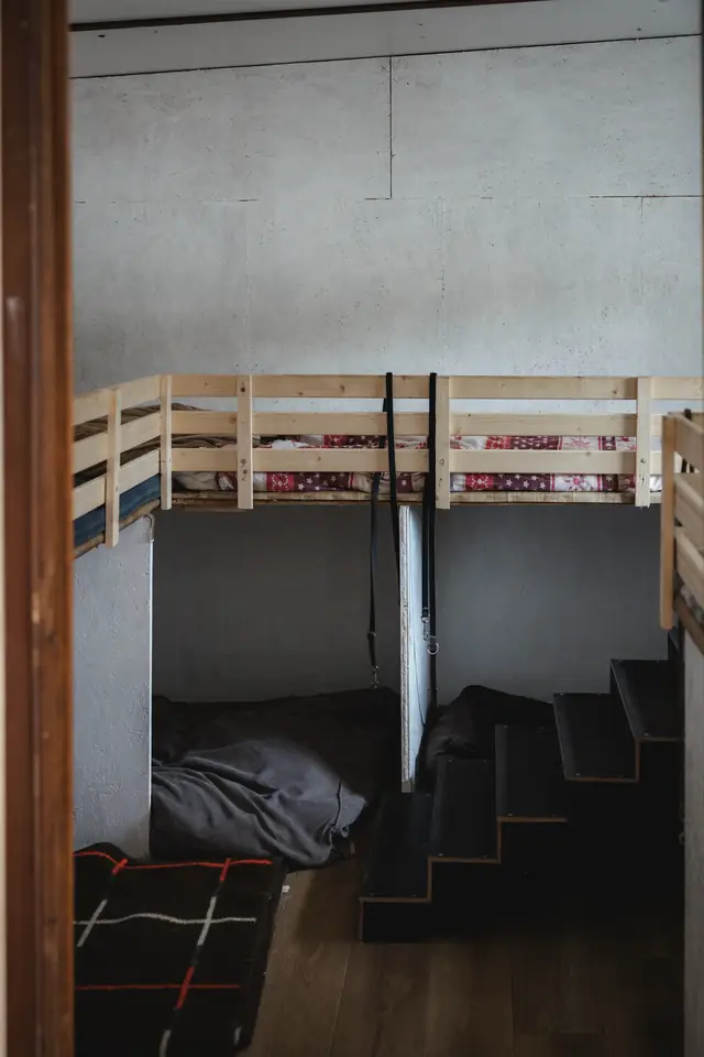 Innenraum mit Hochbett und Treppe